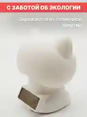 Белый котик удачи кивает головой в авто, в дом