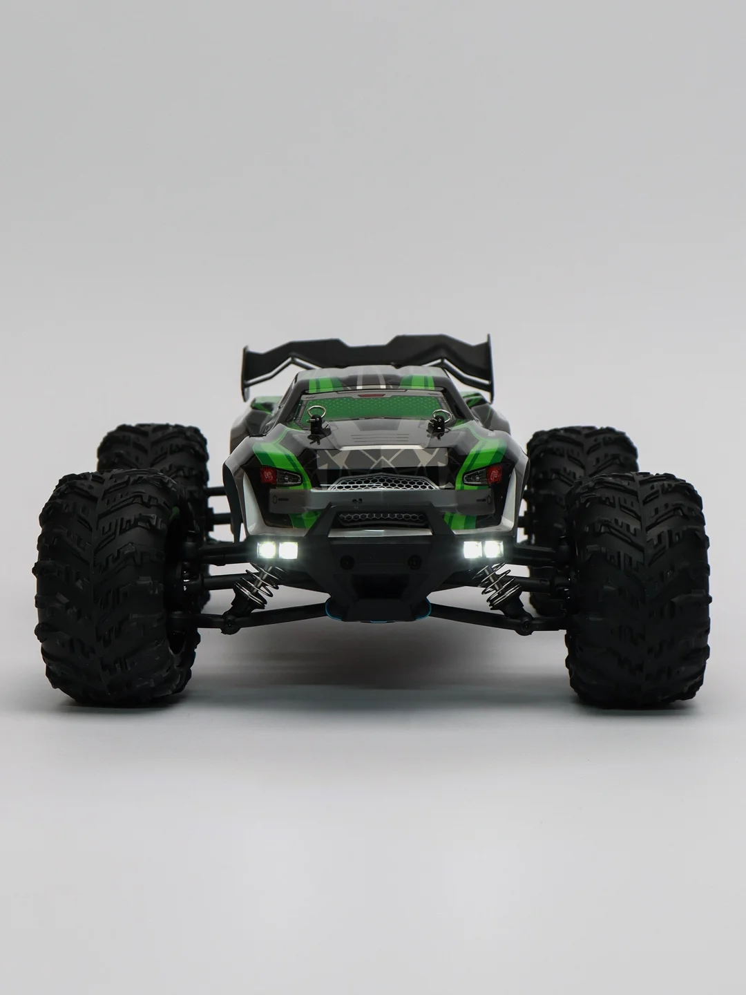 Зеленый машина на пульте управления внедорожник 1:16 RC CONQUER