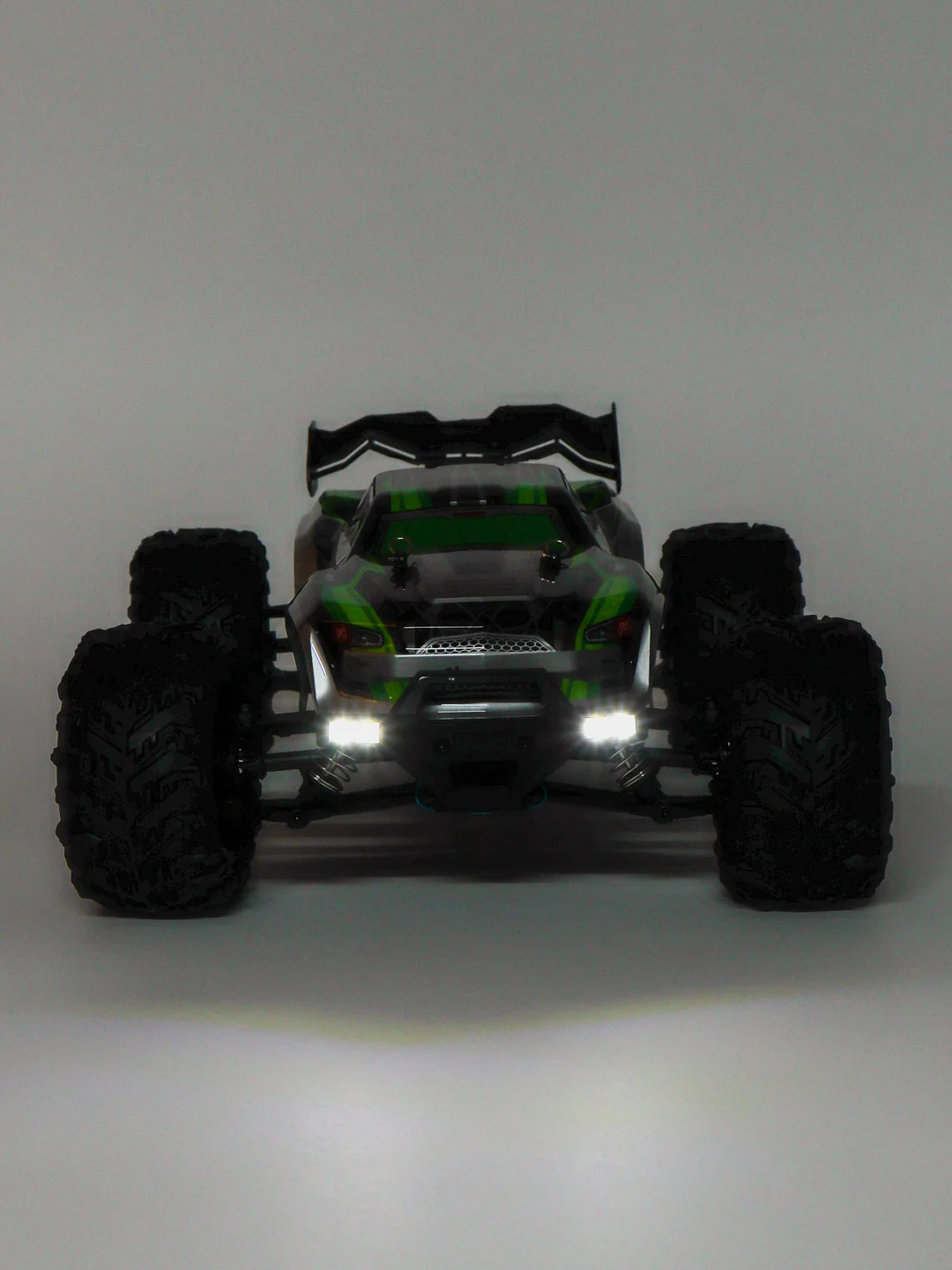 Зеленый машина на пульте управления внедорожник 1:16 RC CONQUER