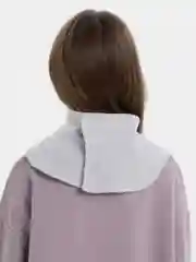 Серый манишка