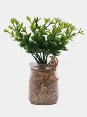Зеленый цветок искусственный в стеклянном горшке