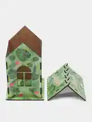 Лесной зеленый деревянный чайный домик
