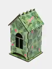 Лесной зеленый деревянный чайный домик