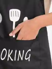Черный фартук кухонный универсальный, рабочий