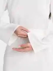 Белый платье женское с перьями на поясе