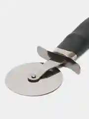 Серый нож для пиццы и теста ,пиццерезка