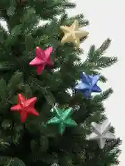 Разноцветный ёлочные игрушки на елку