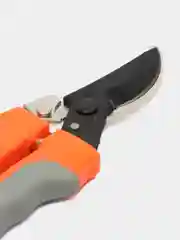 Зеленый секатор садовый с эргономичной нескользящей рукояткой