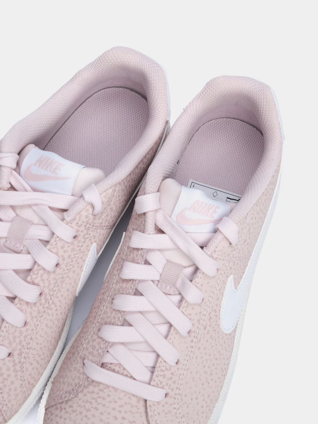 Розовый кроссовки женские Nike Court Royale