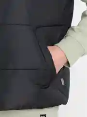 Черный жилет утепленный на синтепоне, безрукавка