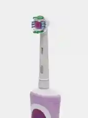 Электрическая зубная щетка Oral-B Vitality D12 фиолетовая