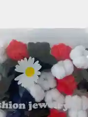 Красный резинки для волос маленькие, в косметичке