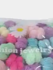 Красный резинки для волос маленькие, в косметичке