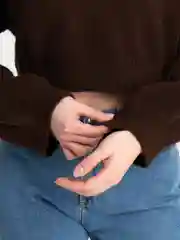 Шоколадный свитер укороченный женский