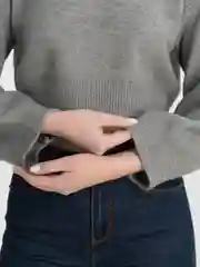 Серый свитер укороченный женский