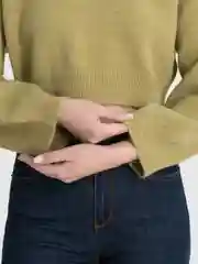 Оливковый свитер укороченный женский