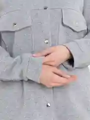 Серый костюм женский, на пуговицах