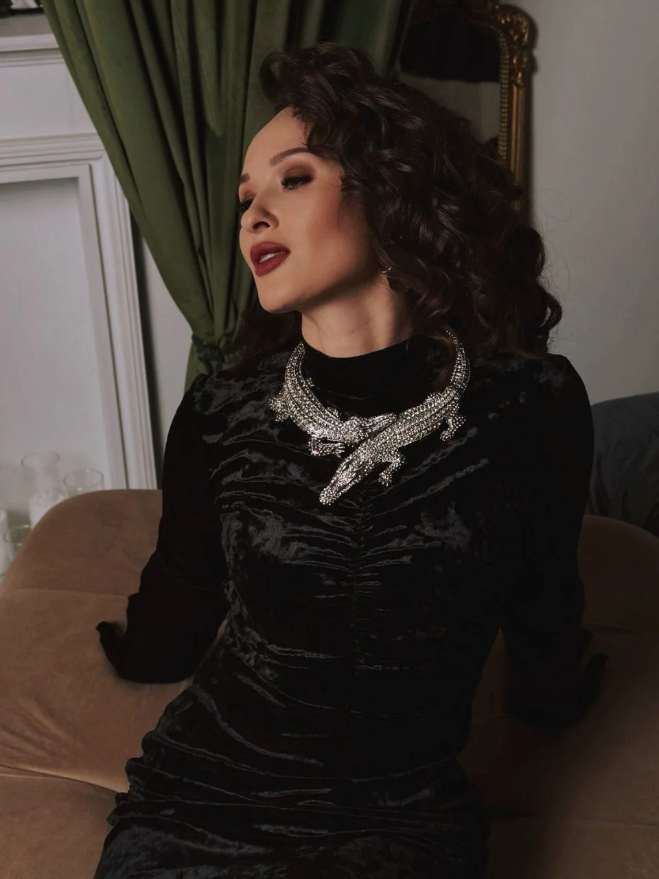 Золотой ожерелье/колье на шею/чокер/украшение /стильное колье на выход/ подарок женщине/девушке