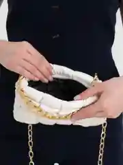 Белый рельефная сумка кроссбоди с цепью
