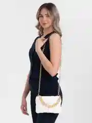 Рельефная сумка кроссбоди с цепью