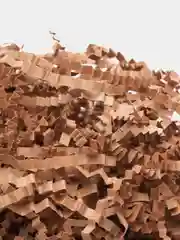 Белый бумажный наполнитель с открыткой / крафт белый гофрированный для подарков и коробок
