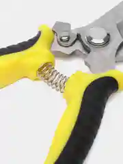 Желтый секатор садовый