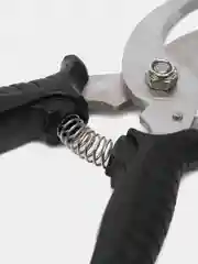 Черный секатор садовый