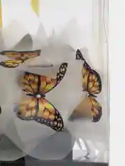 Желтый коробка с бумажными бабочками и подсветкой