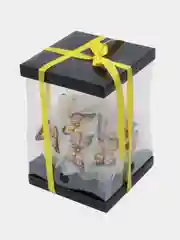 Желтый коробка с бумажными бабочками и подсветкой