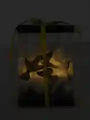 Желтый коробка с бумажными бабочками и подсветкой