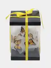 Желтый коробка с бумажными бабочками и подсветкой