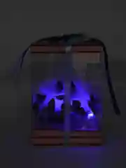 Разноцветный коробка с бумажными бабочками и подсветкой