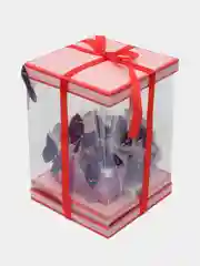 Фиолетовый коробка с бумажными бабочками и подсветкой