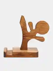 Коричневый подставка для телефона "Каратист", деревянная