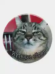 Алый значок с татарским принтом "Коты", металлический, 56 мм