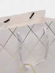Белый пакет подарочный бумажный ромбы 18x23x10 высокая плотность 210 гр