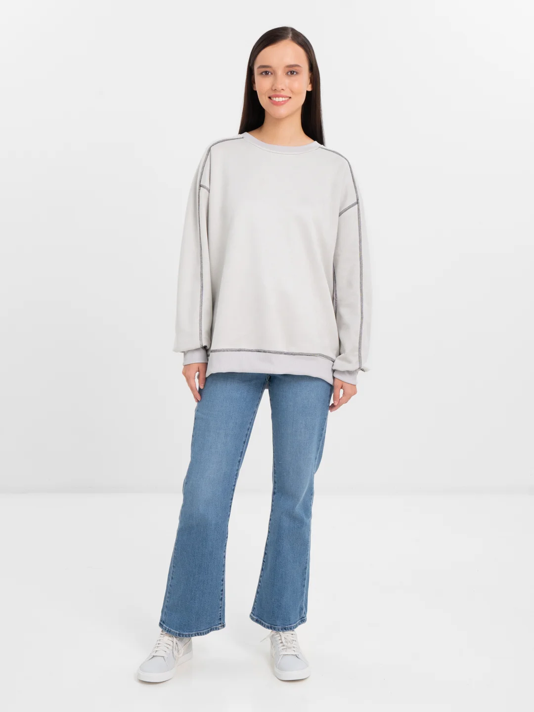 Oversized свитшот женский с винтажным эффектом и швами наружу