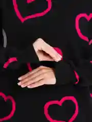 Черный женский свитер с сердечками черное