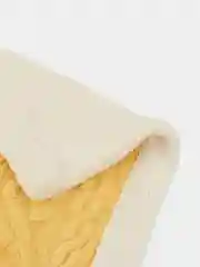 Желтый плед двухслойный теплый с узором, разных размеров и цветов