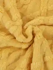 Желтый плед двухслойный теплый с узором, разных размеров и цветов