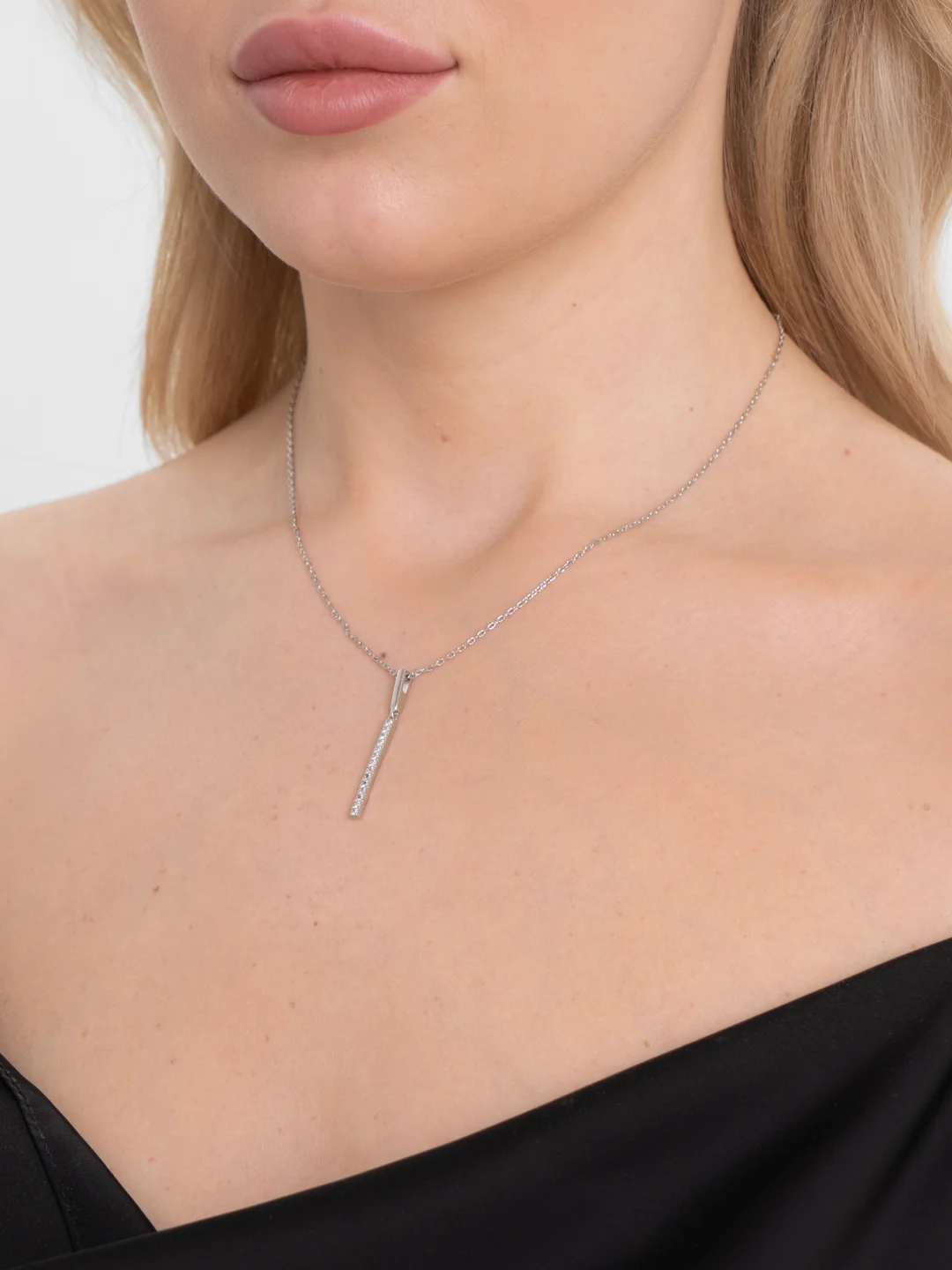 Серебряный цепочка на шею тонкая, короткая с подвеской