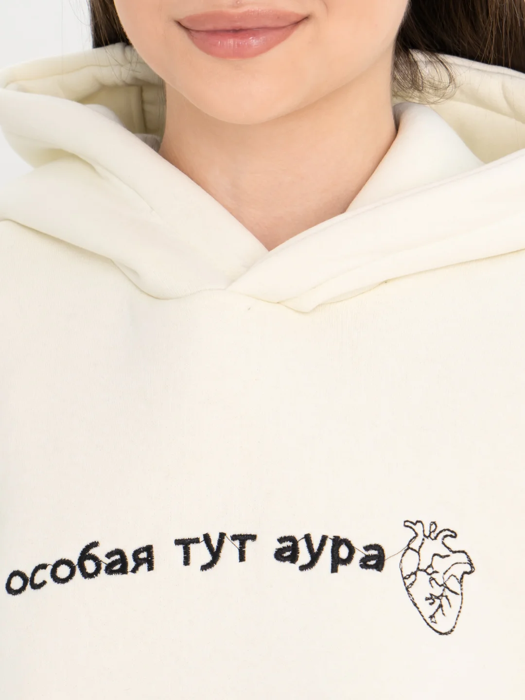 Молочный худи с вышивкой на флисе