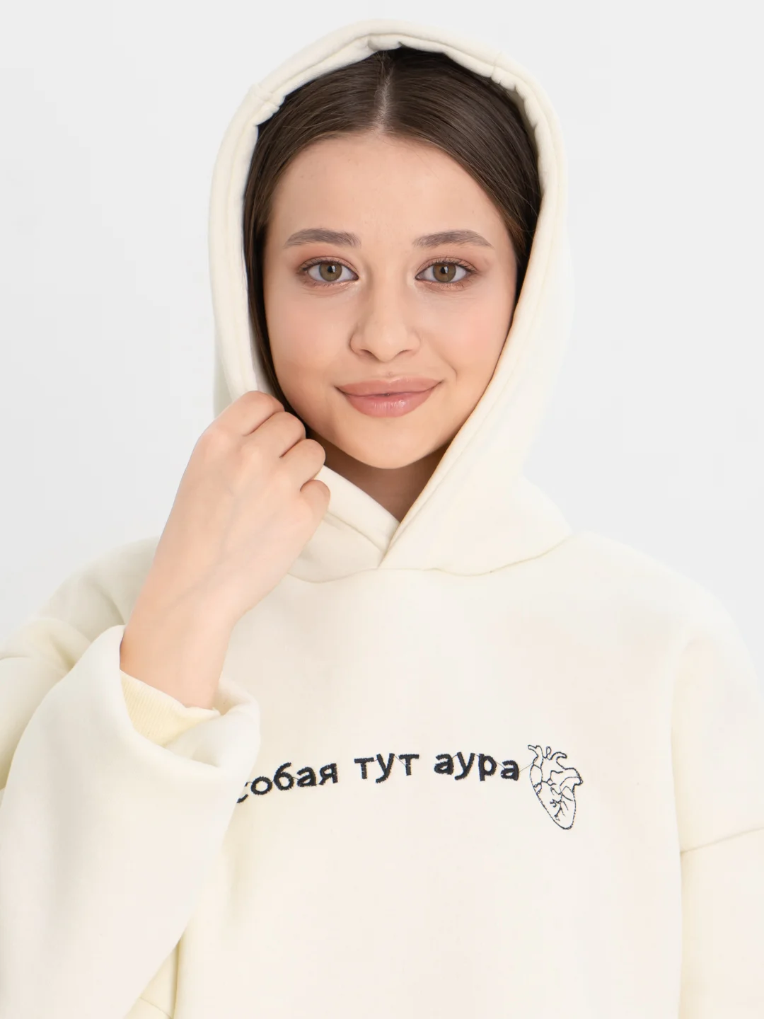 Молочный худи с вышивкой на флисе