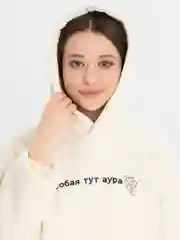 Молочный худи с вышивкой на флисе