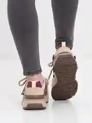 Багровый кроссовки женские