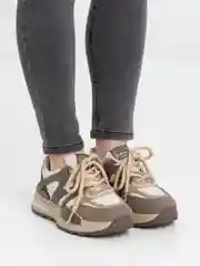 Багровый кроссовки женские