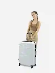 Белый чемодан на колесах, дорожный, пластиковый, с кодовым замком