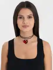 Красный чокер с сердцем на шнурке