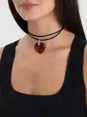 Красный чокер с сердцем на шнурке