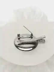 Молочный брошь цветок из ткани